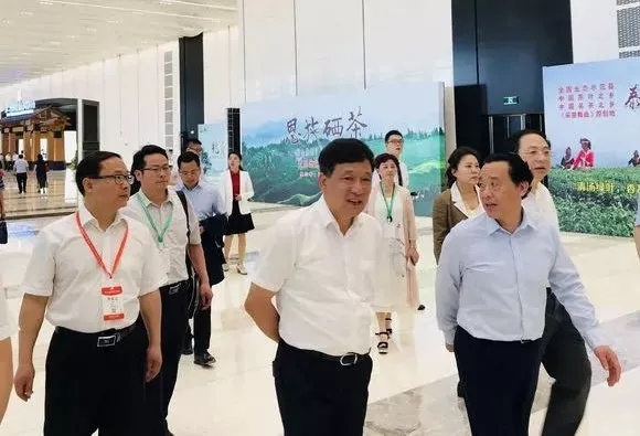 第二屆中國國際茶葉博覽會國際館迎來農(nóng)業(yè)農(nóng)村部副部長屈冬玉等領(lǐng)導(dǎo)一行巡館